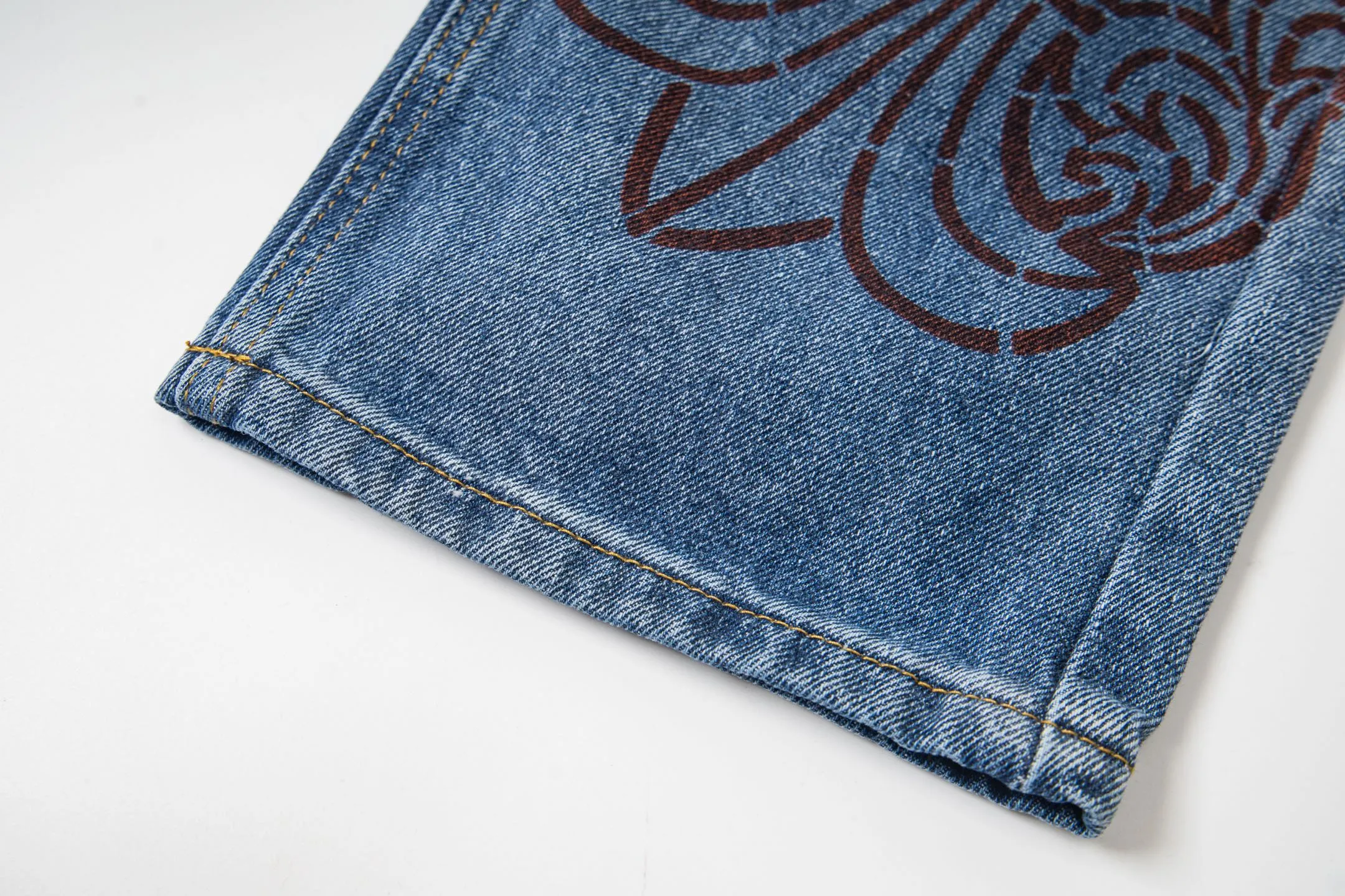 P260 Chrome Hearts washed graffiti blue cross couple jeans are a hot trend this season and are sought after by countless celebrities and fashionistas. The neat details of the cutting process add color to the playful fashion! The neat and meticulous design, and the well-fitting structure is unique. The upper body not only has outstanding recognition, but also looks younger and younger. A style with the ultimate wearing meaning and performance, gorgeous color matching, and the craftsmanship of this style is also extremely extraordinary. After the finished product is washed, it is disassembled and hand-made with sheepskin cross leather and then spliced ​​together to complete. The whole piece has too many craftsmanship to describe. It is decorated with patchwork cross flowers and high-waisted washed jeans! ! Absolutely high-end luxury product, a god-level single product, a super popular product, made by top heavy industry, a magic weapon that cannot be missed to hit the streets. Style number: 1834# Size: 28 30 32 34 Color: blue